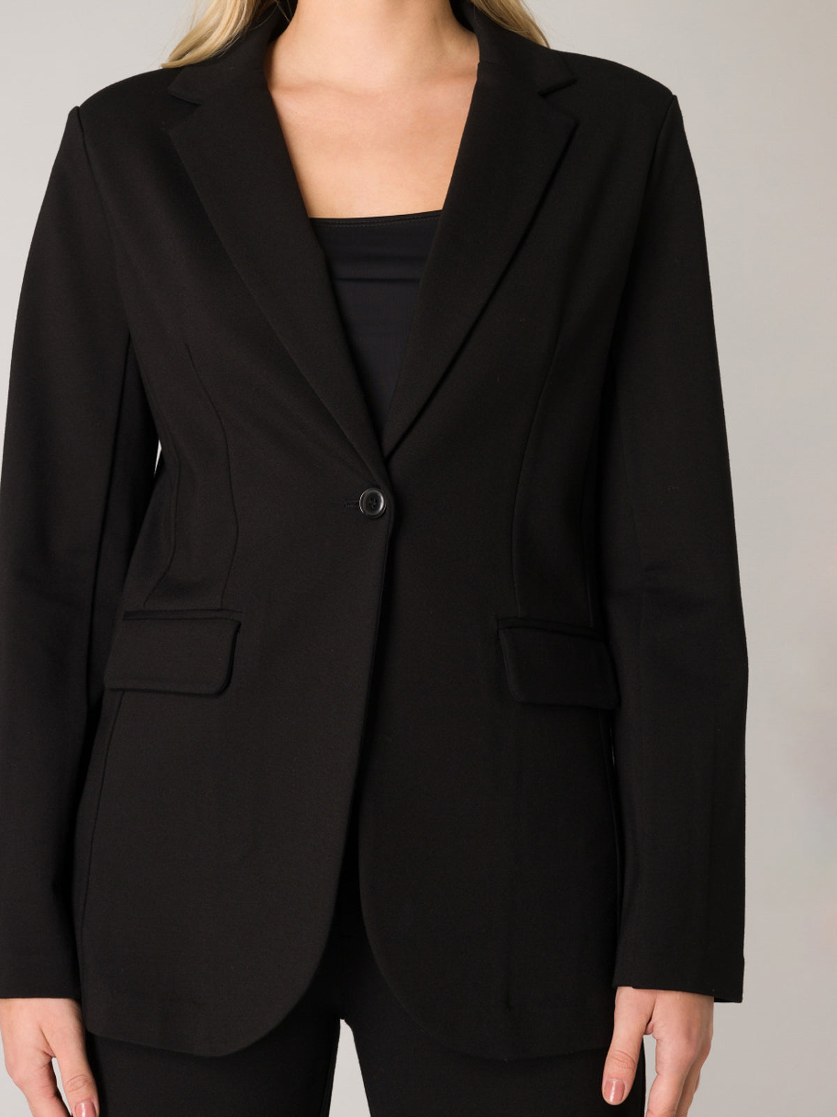 Yace -bleiseri, musta