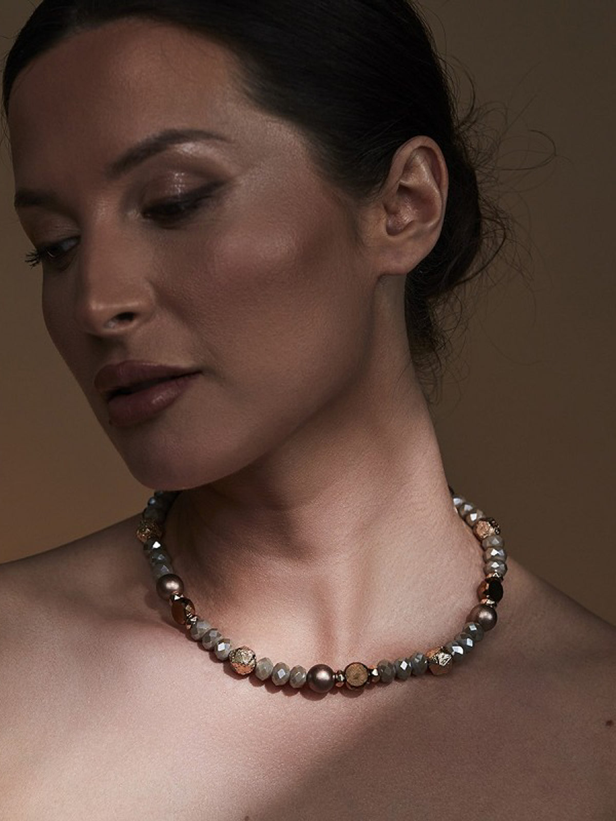 Linn -kaulakoru, taupe
