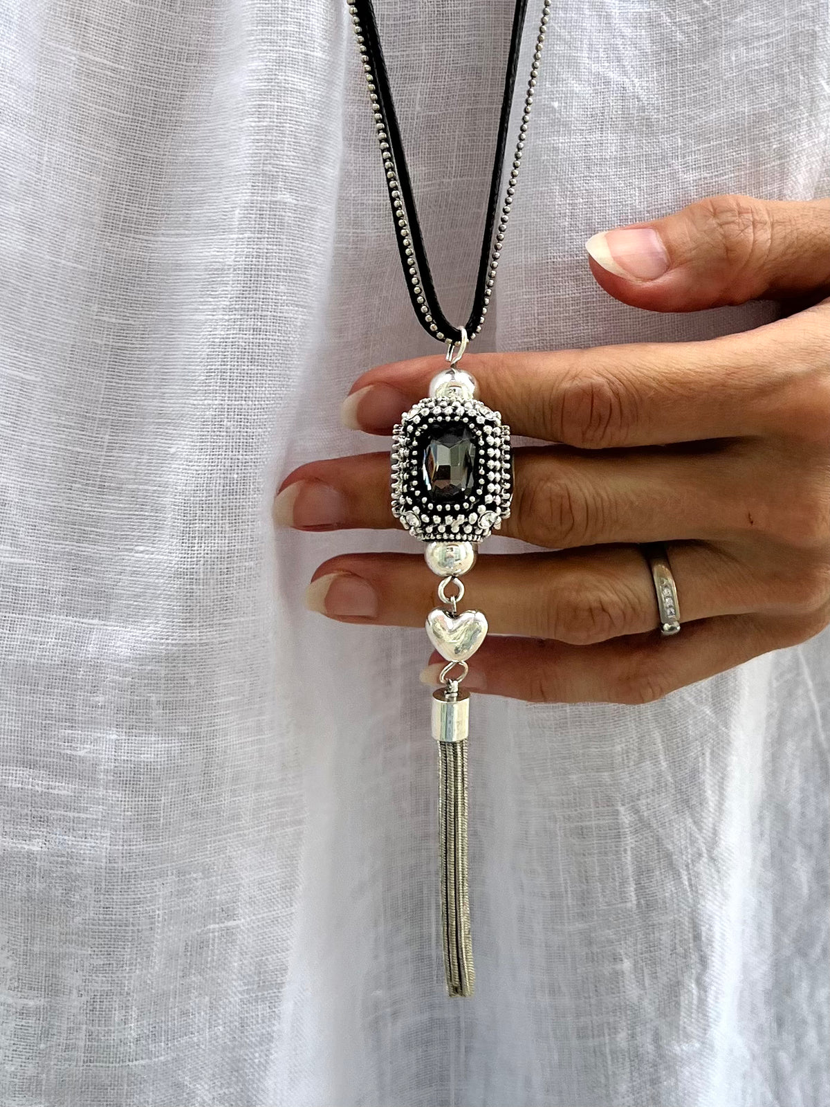 Kaulakoru kuutio, musta / hopea