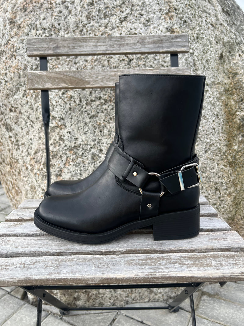 Duffy ankle boots with buckles, black