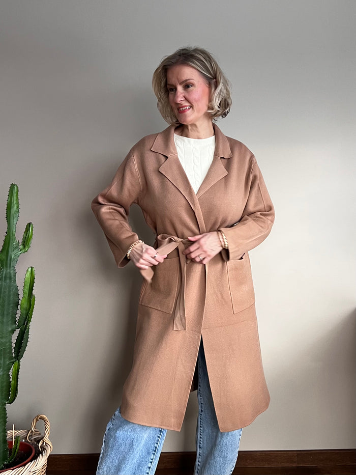 Paola -neuletrenssi, camel