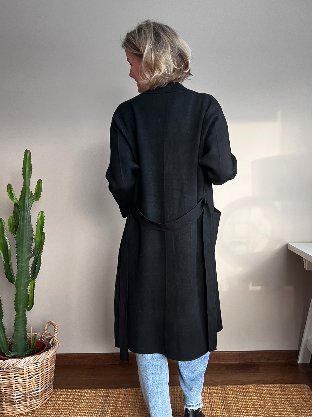 Paola -neuletrenssi, musta