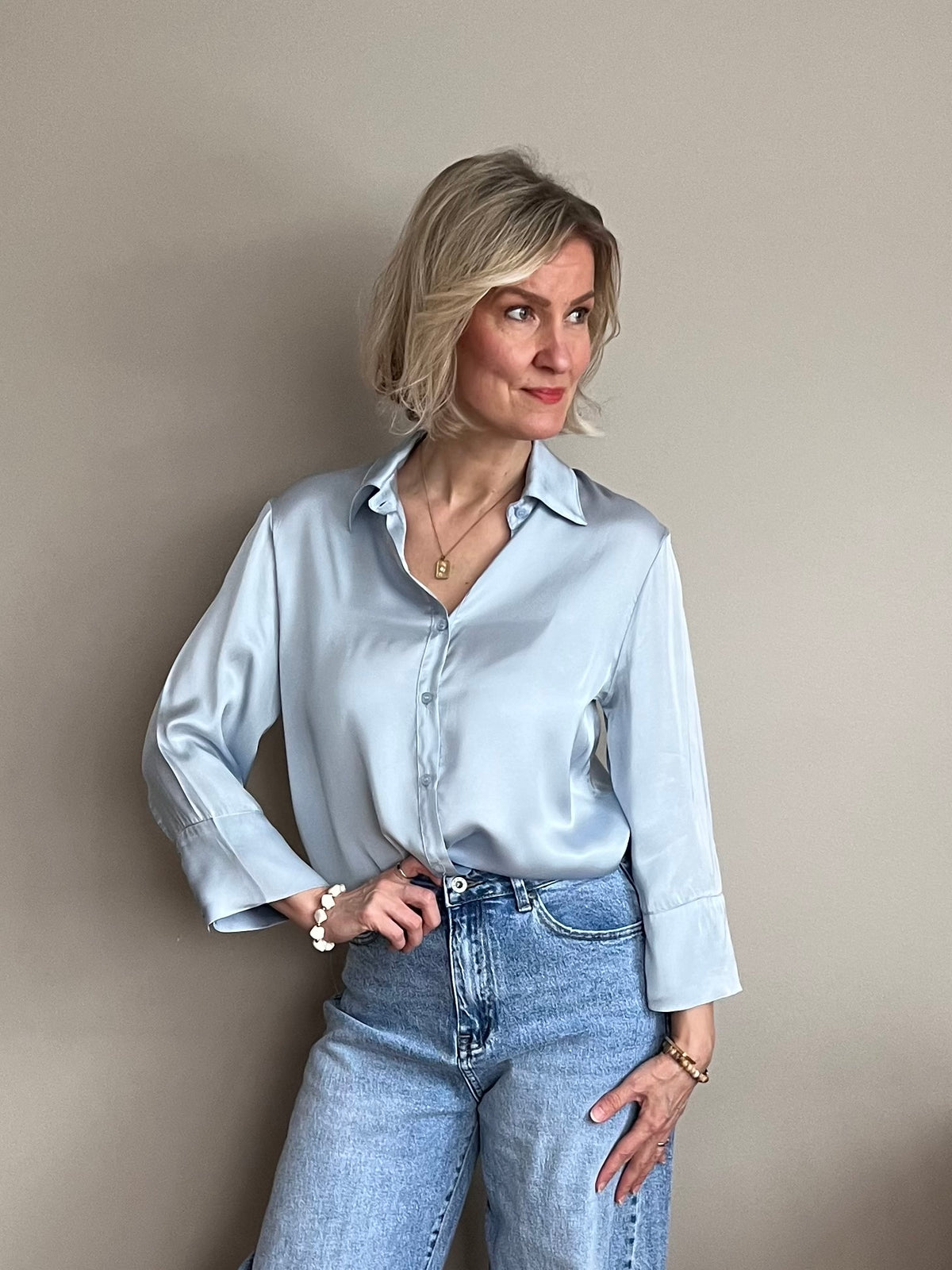 Emily -satiinipaita, vaaleansininen