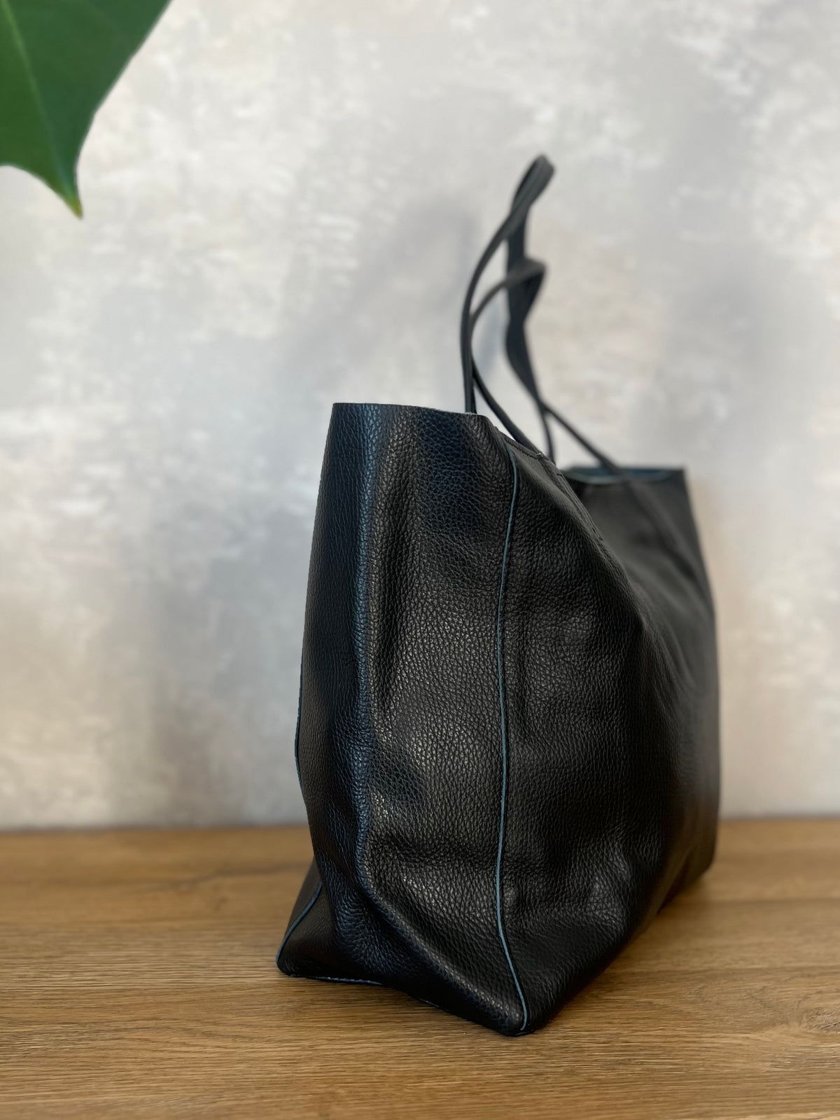 Gaia -nahkalaukku, musta