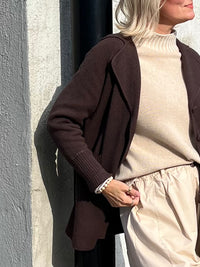 Angelina -neulejakku, ruskea