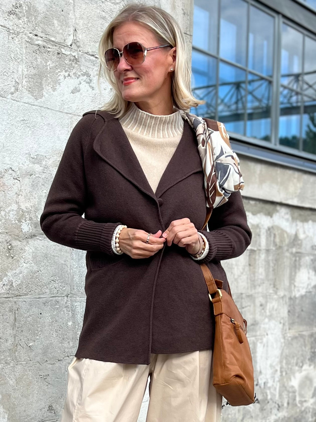 Angelina -neulejakku, ruskea