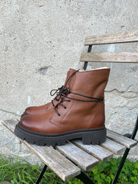 Duffy leather ankle boots with laces, Cognac