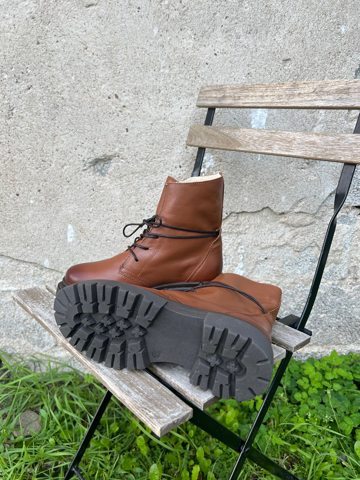 Duffy leather ankle boots with laces, Cognac