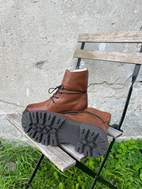 Duffy leather ankle boots with laces, Cognac