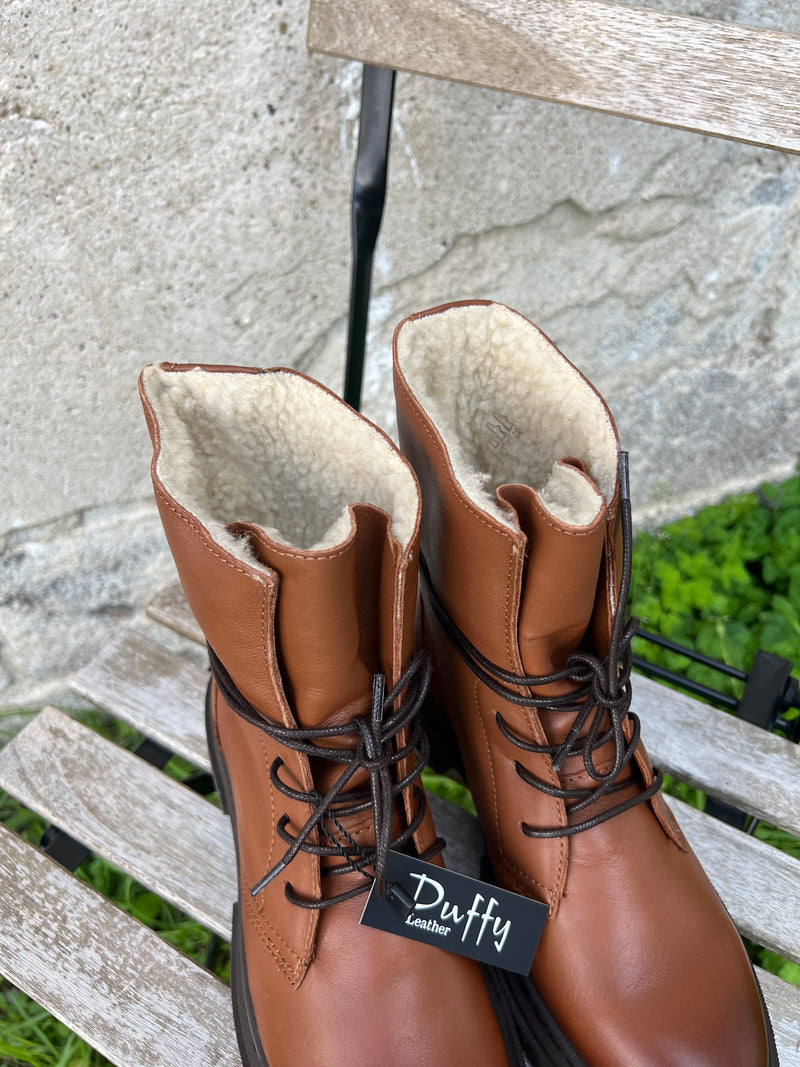 Duffy leather ankle boots with laces, Cognac