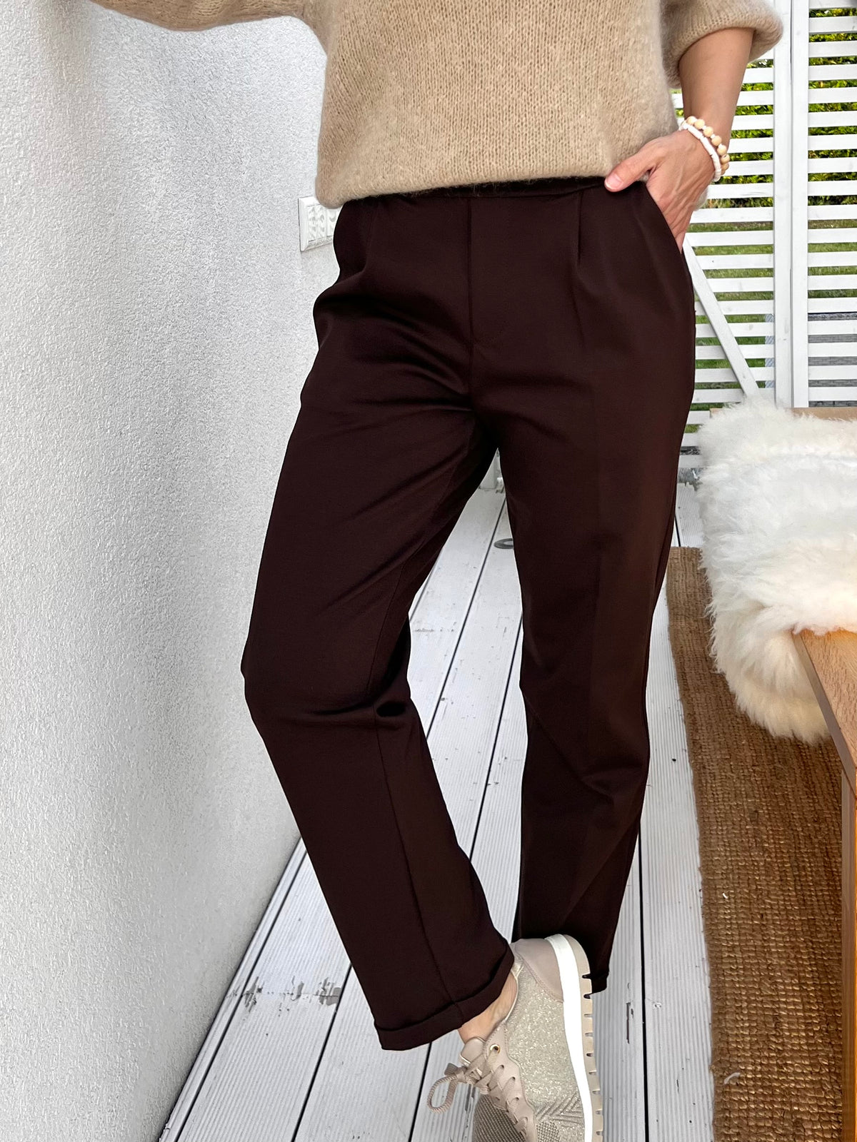 Patricia -housut, tummanruskea