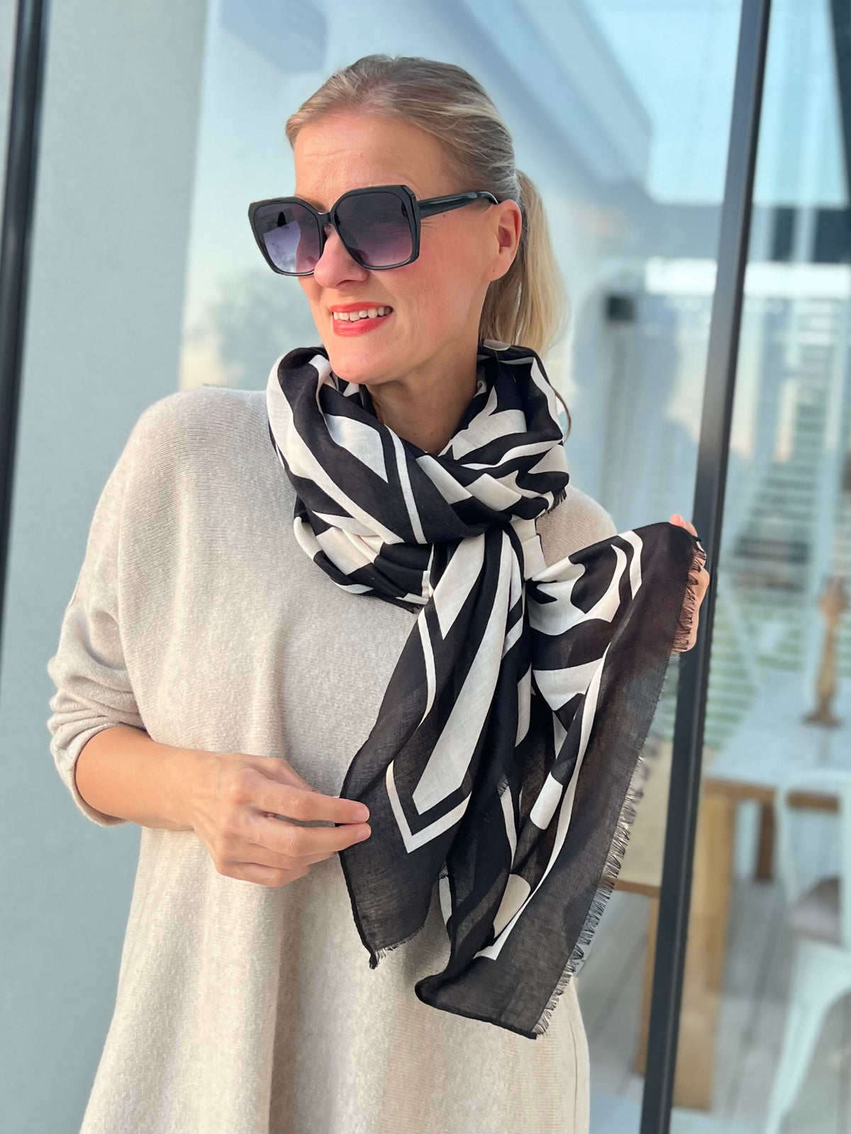 Shanti scarf, black and white