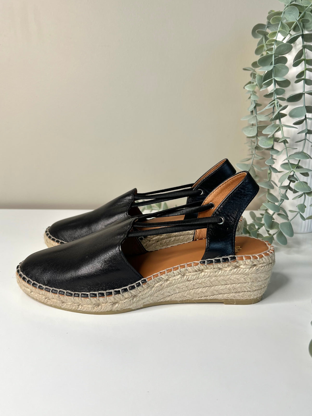 Wedge sandals, black