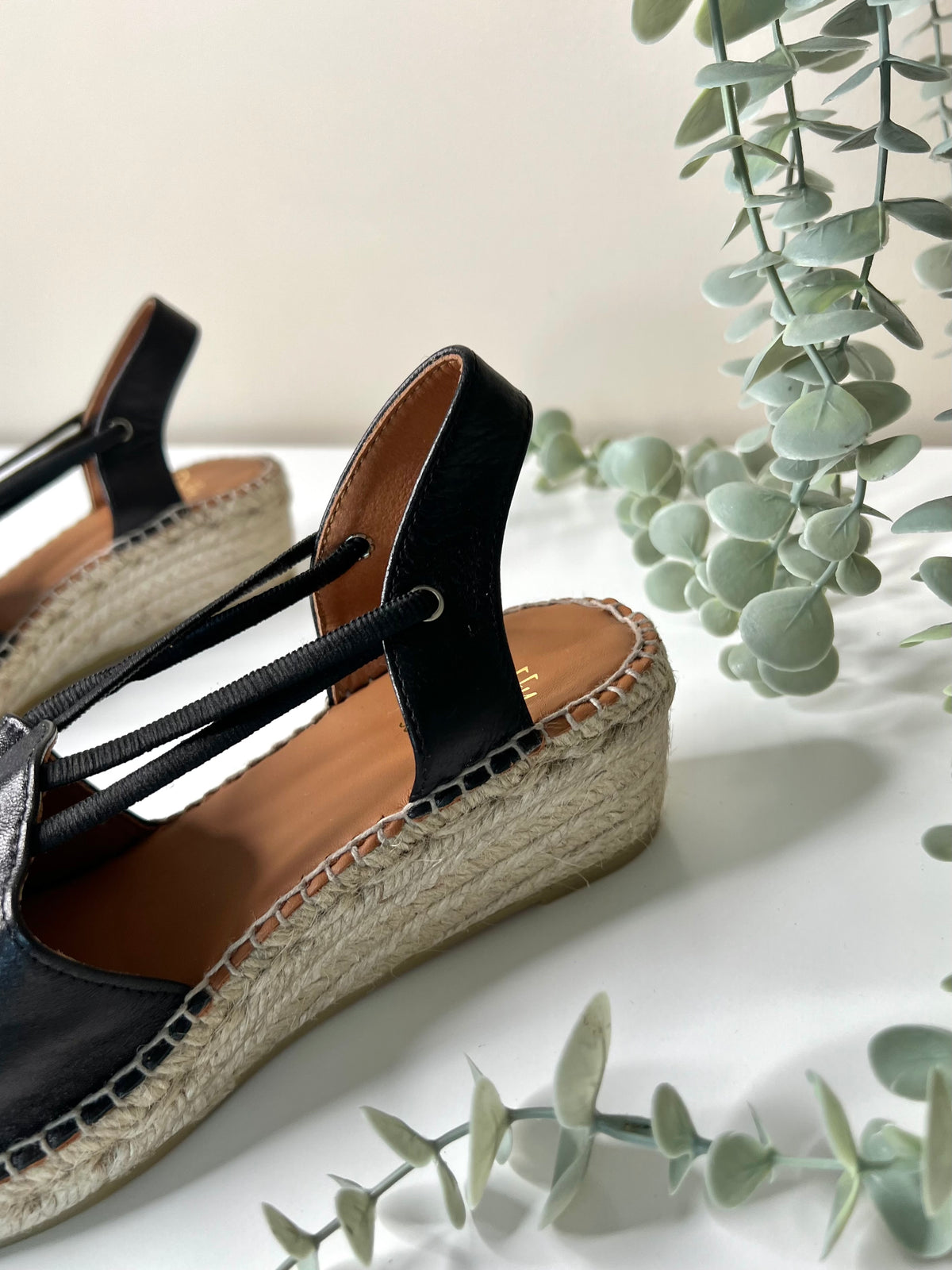 Wedge sandals, black