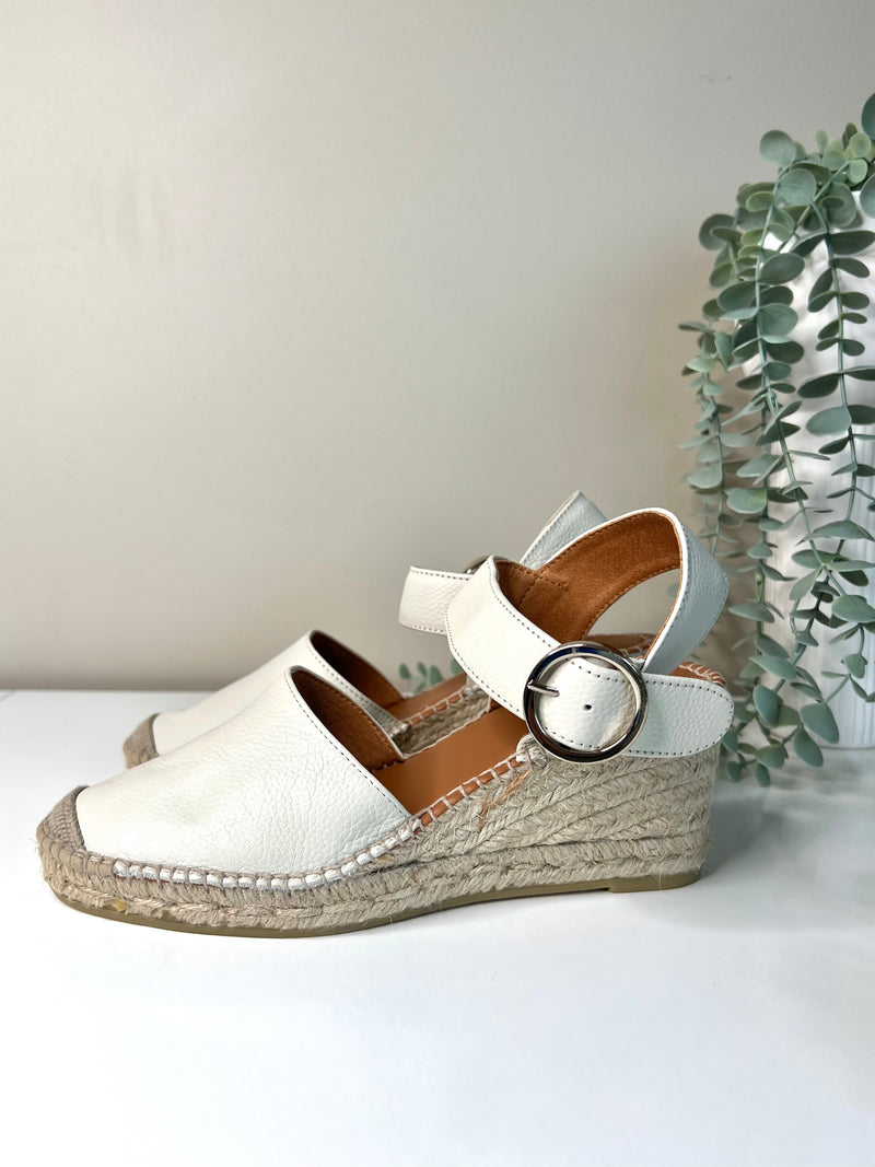 Wedge sandals, off white